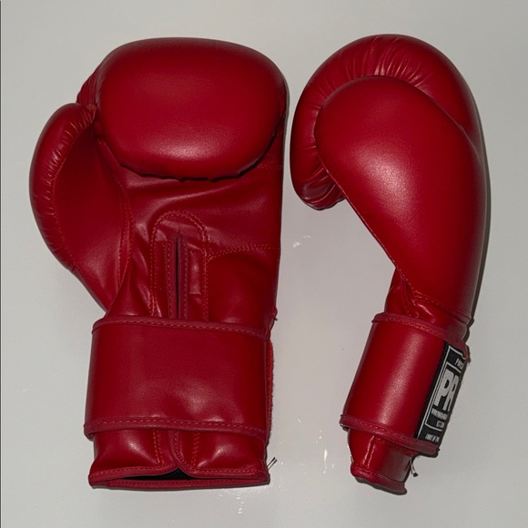 Red Gloves - Picture 7 of 7